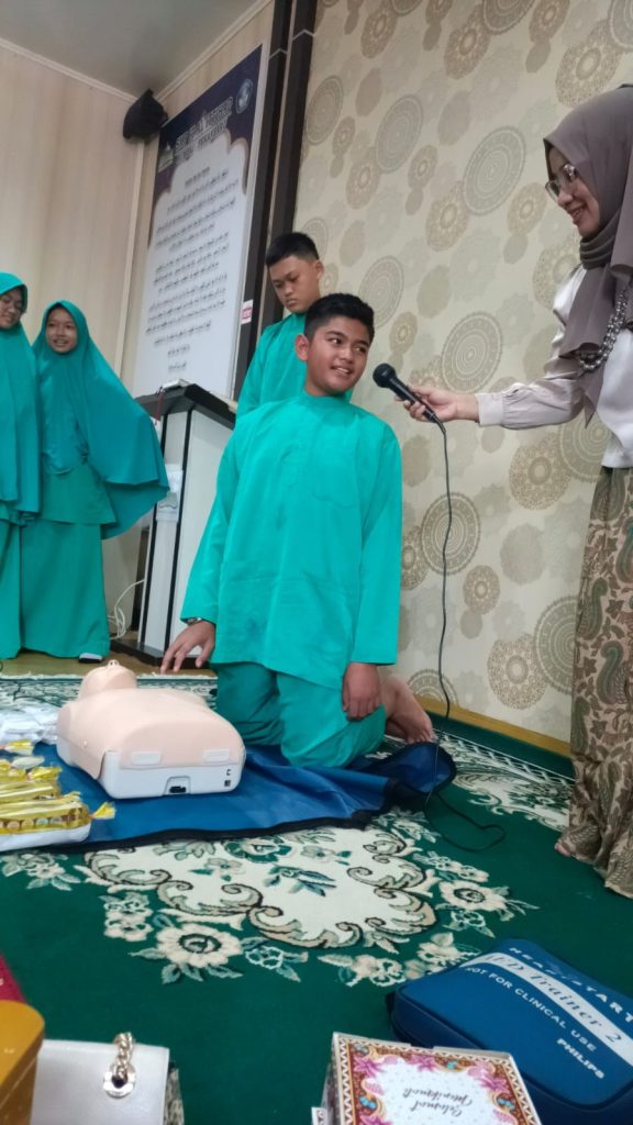 Pelatihan Basic Life Support di SMP IT Al-Ittihad