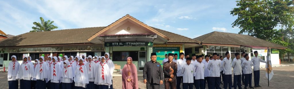 foto bersama calon ketua osis atau pilkasis dengan kepala sekolah mts al-ittihadiyah