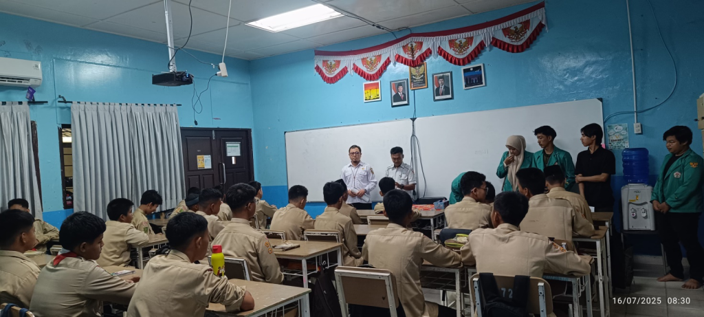 Seminar untuk para siswa di kelas masing-masing