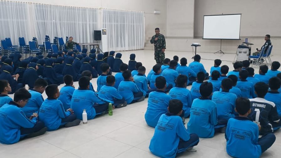 Kegiatan Indoor bersama pelatih TNI Super Camp SMPIT