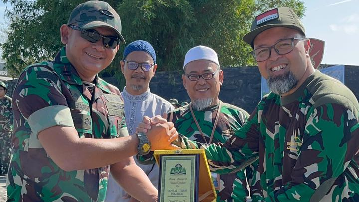 Penyerahan Plakat Oleh Ketua BPP dalam penutupan Super Camp
