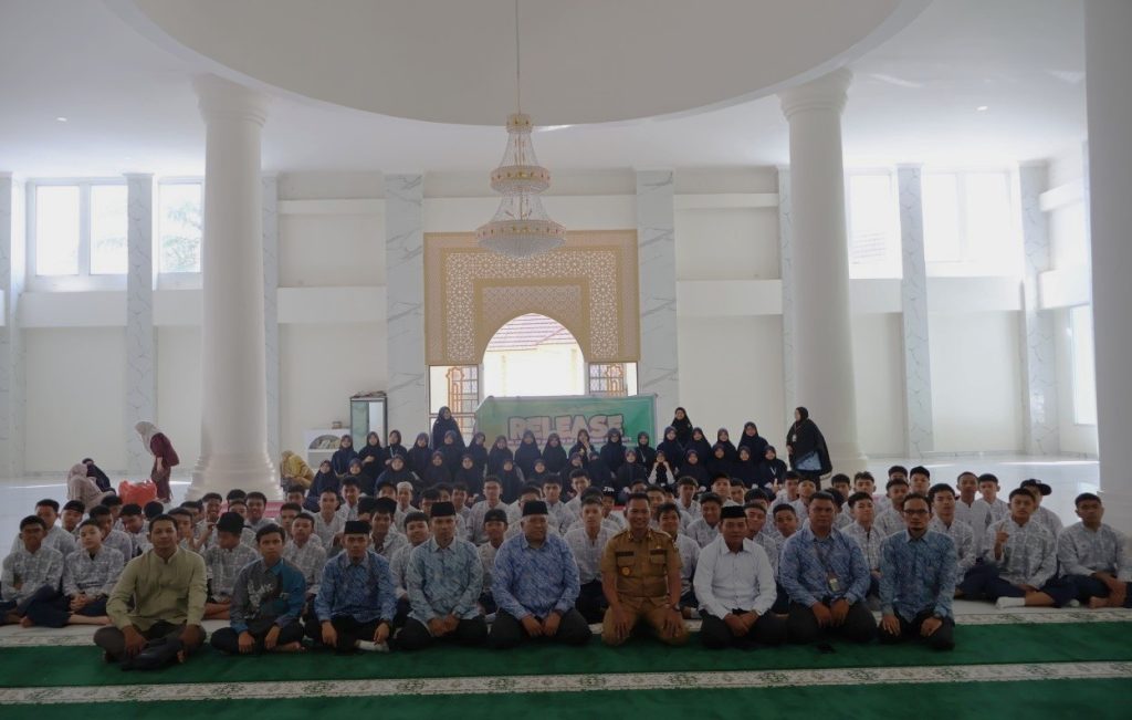Peserta berfoto dengan Lurah Agrowisata dan Tokoh masyarakat setempat di Masjid Alkastoeri dalam Pembukaan RELEASE