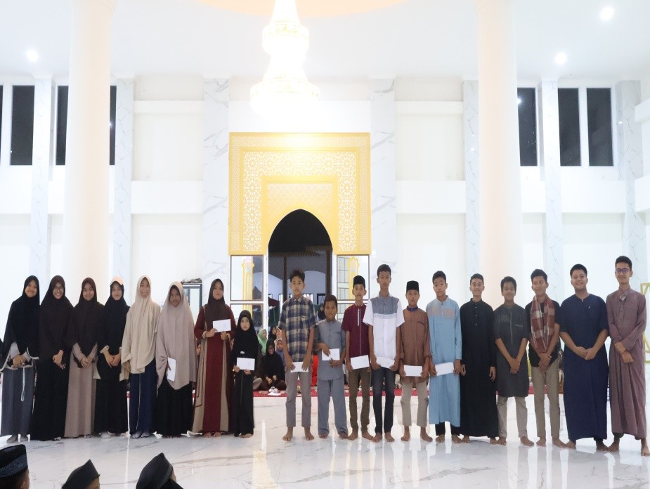 Penyerahan cinderamata ke Lurah Agrowisata, Pengurus Rumah Tahfidz dan santunan untuk anak yatim dan dhuafa dari peserta release
