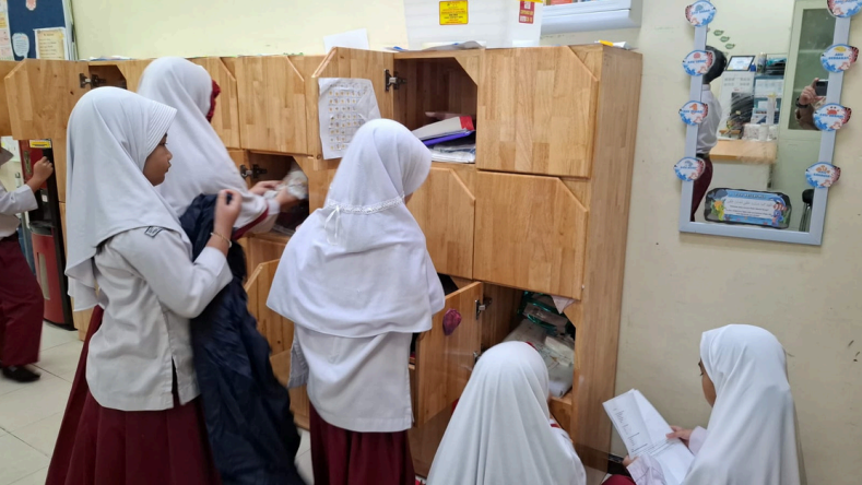 Gotong Royong Bersih Kelas, Wujudkan Lingkungan Belajar Nyaman dan Sehat