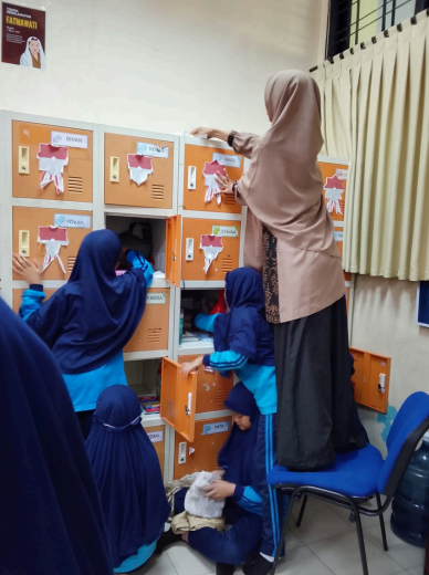 Gotong Royong Bersih Kelas,
Wujudkan Lingkungan Belajar
Nyaman dan Sehat