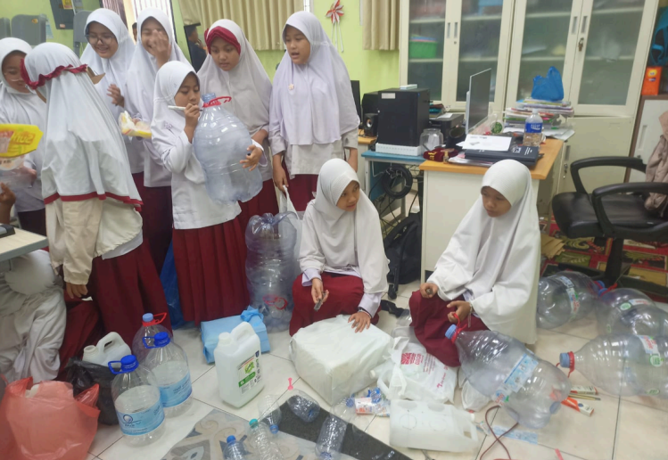 Siswa Berkreasi Membuat Sarana Pengolahan Air Lindi dari Barang Bekas