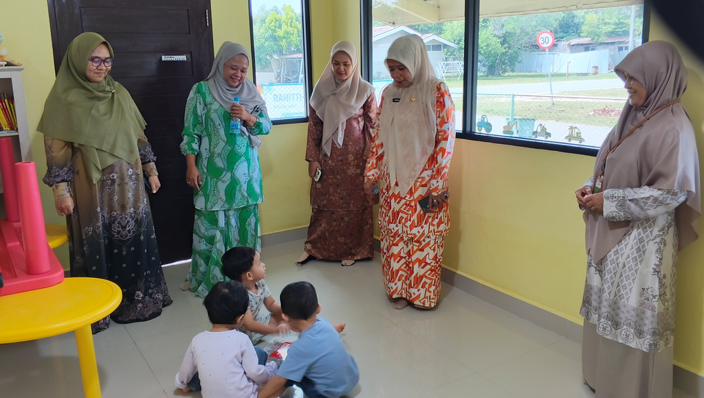 Hj. Erna Juita dan Rombongan Dinas Pemberdayaan Perempuan, DP3APM Kota Pekanbaru mengunjungi TPA Al-Ittihad Pekanbaru